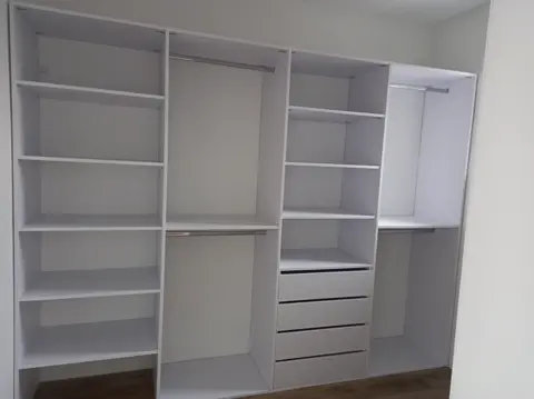 Vestavěná skříň na míru, bílá