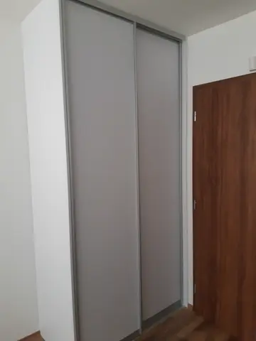 Vestavěná skříň na míru, dvoudveřová se skleněnou výplní, šedá