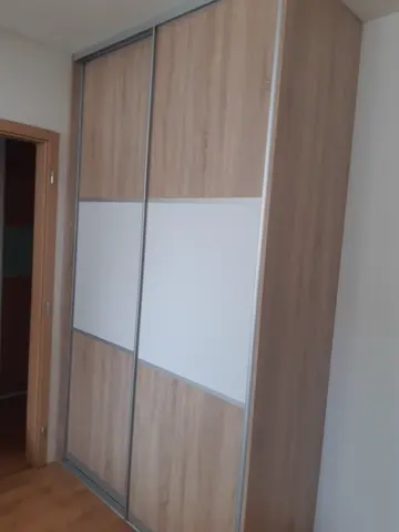 Vestavěná skříň na míru, dvoudveřová s kombinovanou výplní dveří v dekoru dub