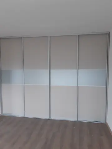 Vestavěná skříň na míru, čtyřdveřová s kombinovanou výplní dveří, šedá