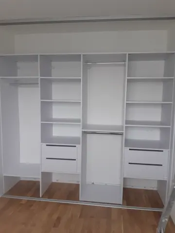 Vestavěná skříň na míru, bílá
