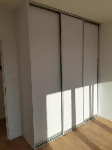 Vestavěná skříň na míru, třídveřová se skleněnou výplní, bílá