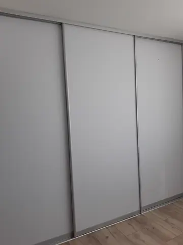Vestavěná skříň na míru, třídveřová se skleněnou výplní, šedá