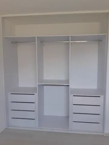 Vestavěná skříň na míru, bílá