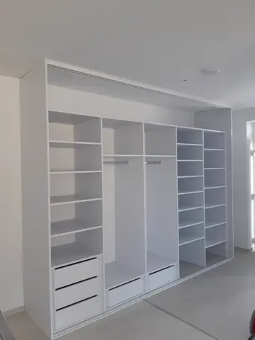 Vestavěná skříň na míru, bílá