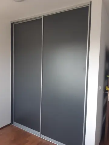 Vestavěná skříň na míru, dvoudveřová se skleněnou výplní, antracit