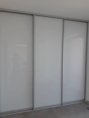 Vestavěná skříň na míru, třídveřová se skleněnou výplní, šedá