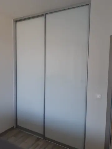 Vestavěná skříň na míru, dvoudveřová se skleněnou výplní, bílá