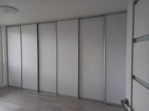 Vestavěná skříň na míru, pět a více dveří se skleněnou výplní, šedá