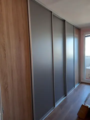 Vestavěná skříň na míru, čtyřdveřová se skleněnou výplní, šedá