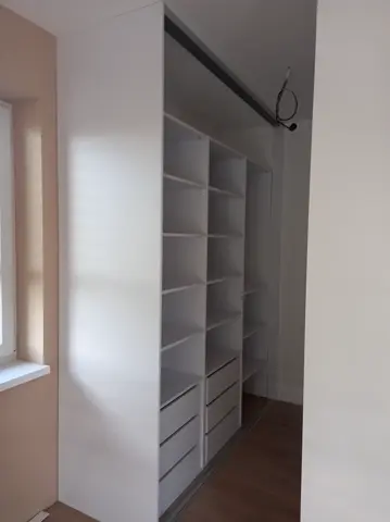 Vestavěná skříň na míru, třídveřová se skleněnou výplní, šedá