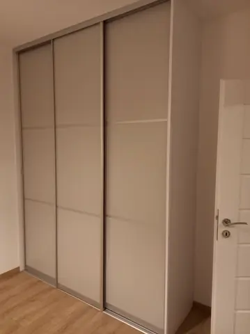 Vestavěná skříň na míru, třídveřová se skleněnou výplní, šedá