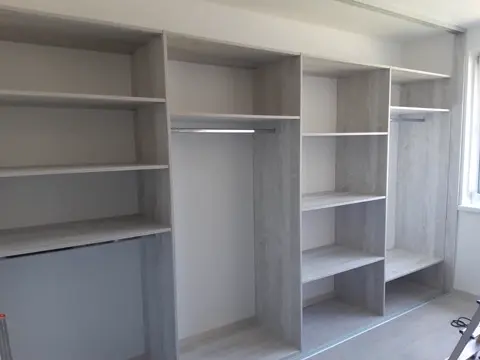 Vestavěná skříň na míru, šedá