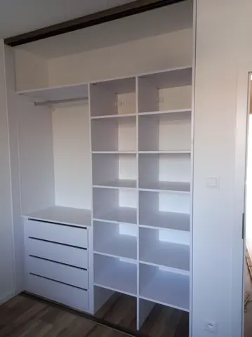 Vestavěná skříň na míru, bílá