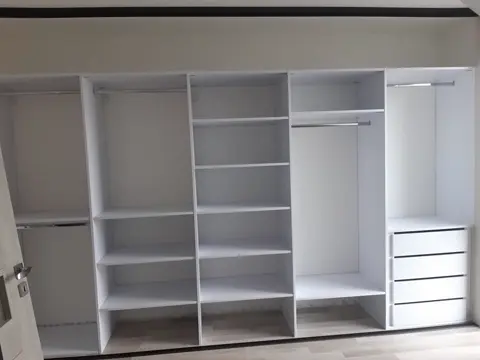 Vestavěná skříň na míru, bílá