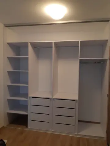 Vestavěná skříň na míru, bílá