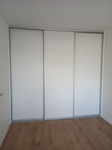 Vestavěná skříň na míru, třídveřová s dveřmi v dekoru dřeva, bílá