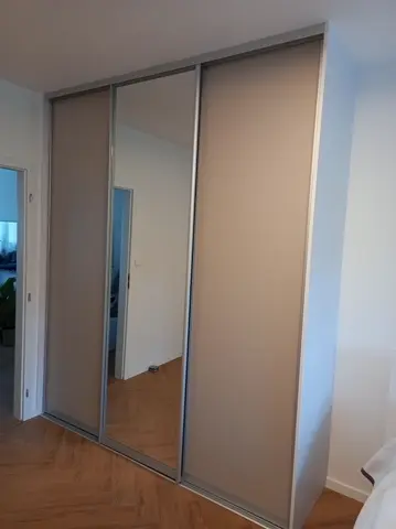 Vestavěná skříň na míru, třídveřová s kombinovanou výplní dveří