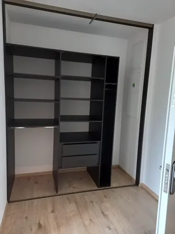 Vestavěná skříň na míru v tmavém dekoru wenge