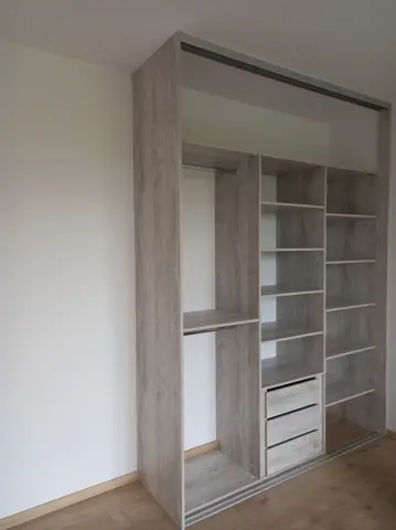 Vestavěná skříň na míru, šedá