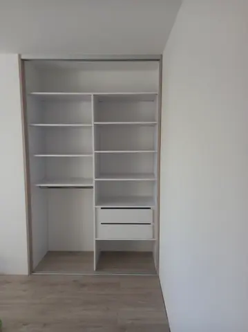Vestavěná skříň na míru, bílá