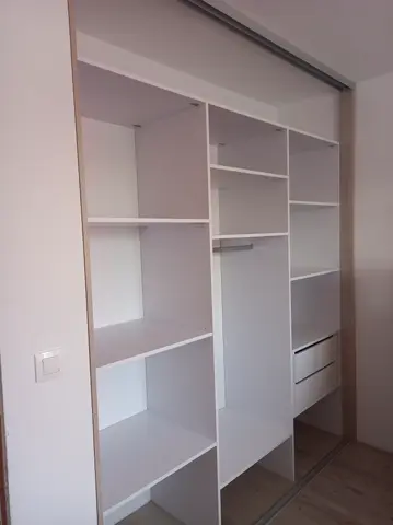 Vestavěná skříň na míru, bílá