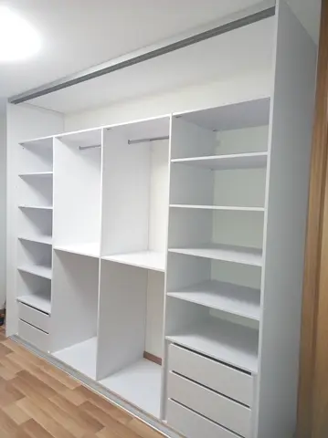 Vestavěná skříň na míru, bílá