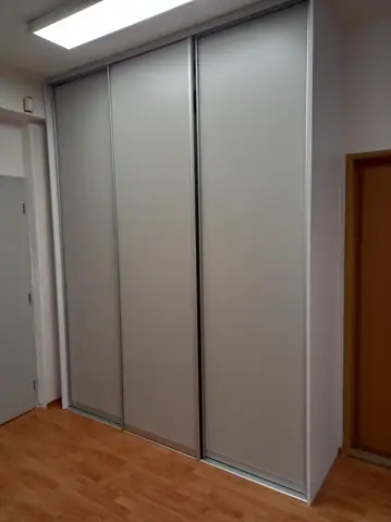 Vestavěná skříň na míru, třídveřová, šedá