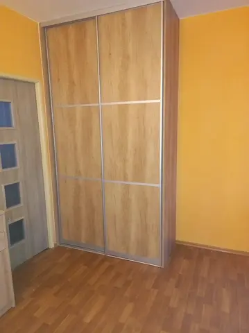 Vestavěná skříň na míru, dvoudveřová s dveřmi v dekoru dub