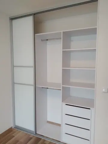 Vestavěná skříň na míru s kombinovanou výplní dveří, bílá