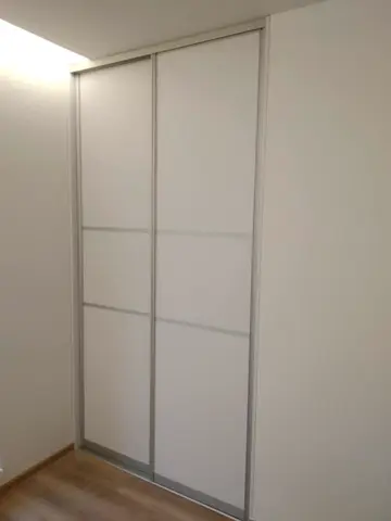Vestavěná skříň na míru, dvoudveřová se skleněnou výplní, bílá