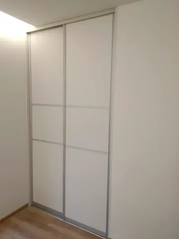 Vestavěná skříň na míru, dvoudveřová se skleněnou výplní, bílá