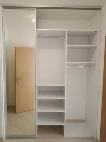Vestavěná skříň na míru s kombinovanou výplní dveří, bílá