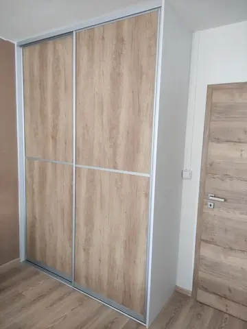 Vestavěná skříň na míru, dvoudveřová s dveřmi v dekoru dub