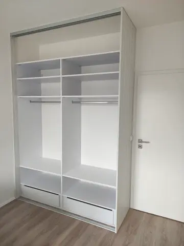 Vestavěná skříň na míru, světlý dekor dřeva