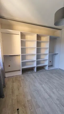 Vestavěná skříň na míru s kombinovanou výplní dveří, bílá