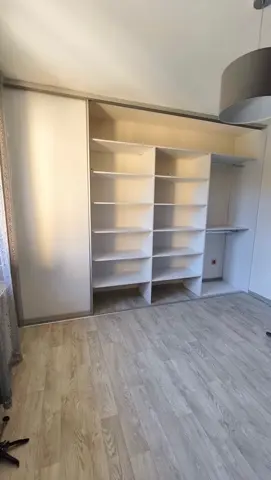 Vestavěná skříň na míru s kombinovanou výplní dveří, bílá