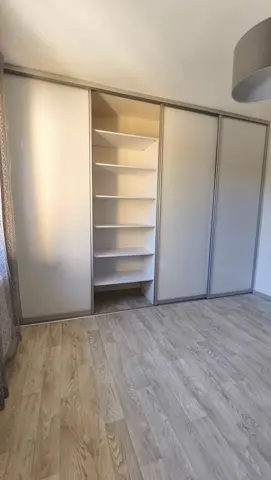 Vestavěná skříň na míru s kombinovanou výplní dveří, bílá