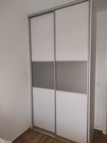 Vestavěná skříň na míru, dvoudveřová se skleněnou výplní, kombinace dekorů