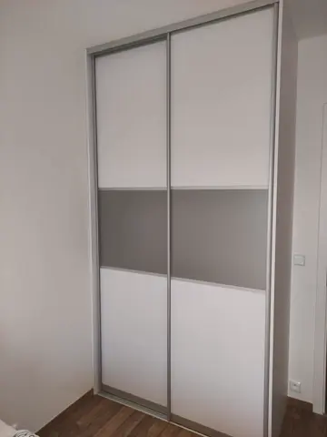 Vestavěná skříň na míru, dvoudveřová se skleněnou výplní, kombinace dekorů