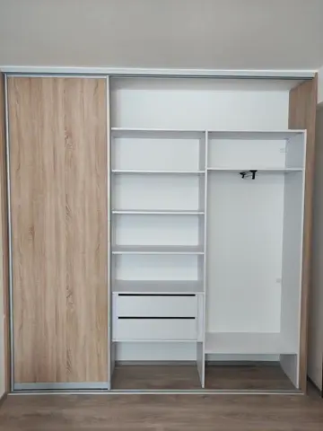 Vestavěná skříň na míru s kombinovanou výplní dveří v dekoru dub