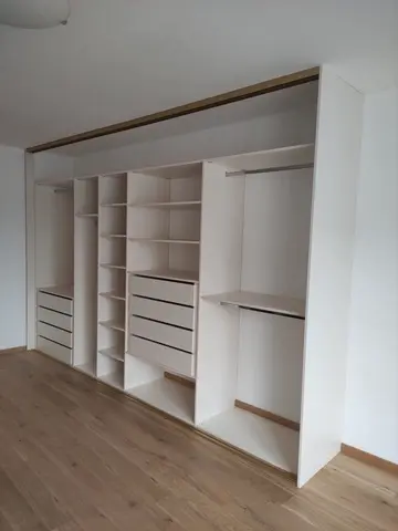 Vestavěná skříň na míru, bílá
