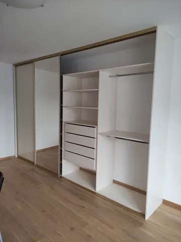 Vestavěná skříň na míru s kombinovanou výplní dveří, bílá
