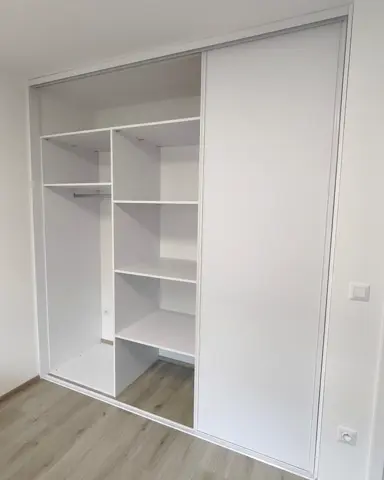 Vestavěná skříň na míru s dveřmi v dekoru dřeva, bílá
