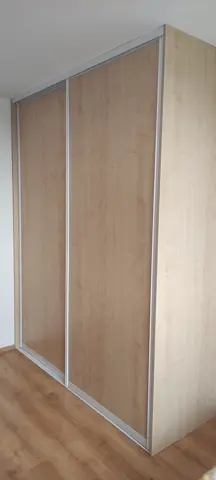 Vestavěná skříň na míru, dvoudveřová s dveřmi v dekoru javor