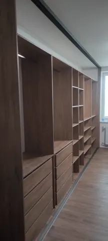 Vestavěná skříň na míru s dveřmi v dekoru ořech