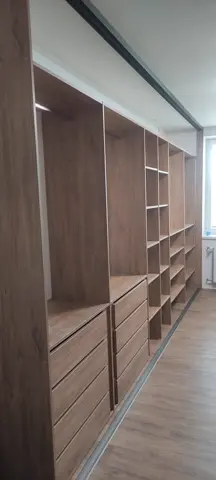 Vestavěná skříň na míru s dveřmi v dekoru ořech