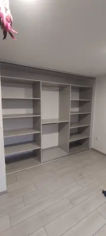 Vestavěná skříň na míru, šedá