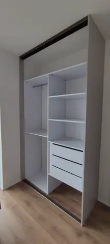 Vestavěná skříň na míru, bílá