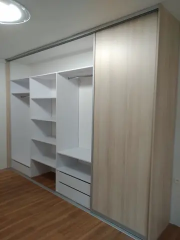 Vestavěná skříň na míru s dveřmi v dekoru buk